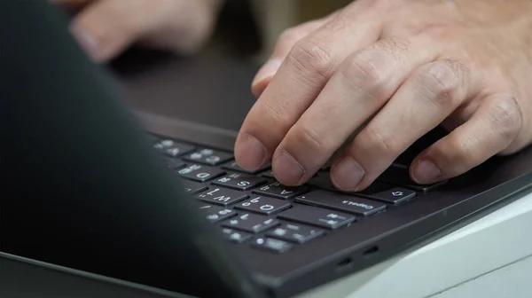 Ein Mann Tippt Auf Einem Schwarzen Laptop Mit Thailändischer Tastatur — Stockfoto