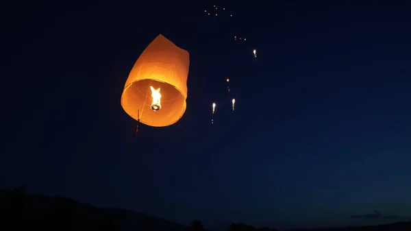 タイの祭りの夜の間に伝統的な紙の提灯を空に放つ — ストック写真