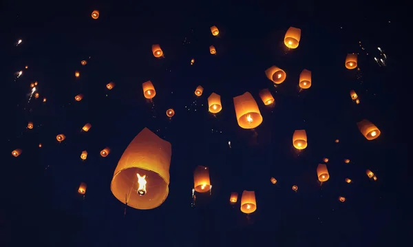 Suelte Las Tradicionales Linternas Papel Cielo Durante Noche Del Festival —  Fotos de Stock