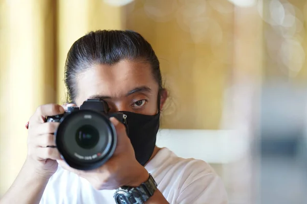 Hombre Con Máscara Negra Está Fotografiando Través Una Cámara Con —  Fotos de Stock