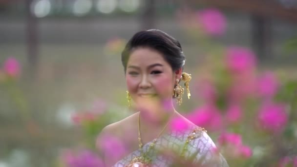 Kvinna Traditionell Thailändsk Kostym Går Trädgården Medan Hon Tas Ett — Stockvideo