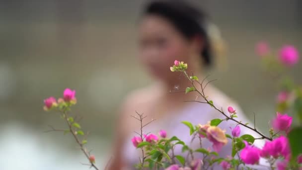 一名身着传统泰国服装的妇女正在花园里散步 同时还被拍了一张肖像画 — 图库视频影像