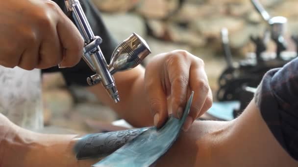 Alternativa Moderna Para Alguém Que Quer Arte Tatuagem Sua Pele — Vídeo de Stock
