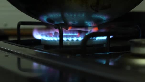 Modrý Oheň Plamen Jsou Potlačeny Zářící Plynového Sporáku Nízkém Světelném — Stock video