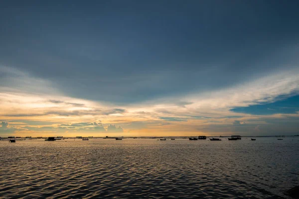 Местные Рыбацкие Лодки Контейнерные Суда Плавают Морю Ясное Небо День — стоковое фото
