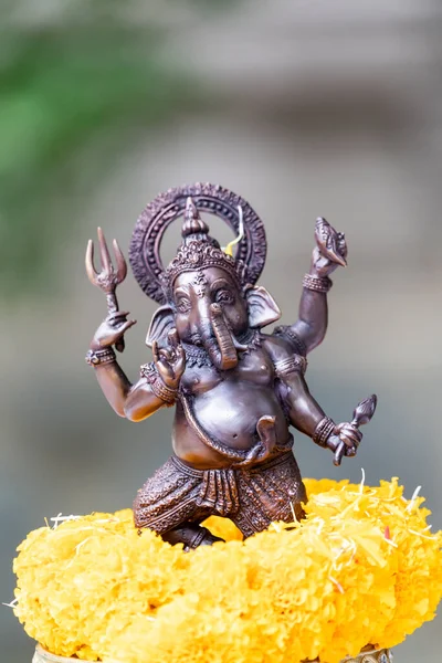 Small Replica Ganesh Iron Color Worshiped Glowing Yellow Marigold — 스톡 사진