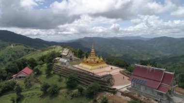 Dağın tepesindeki Maha Chedi ile Wat Koh Pha Doh Koh Pha Doh tapınağının manzara manzarası, Chiang Mai, Tayland. 