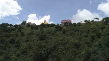Dağın tepesindeki Maha Chedi ile Wat Koh Pha Doh Koh Pha Doh tapınağının manzara manzarası, Chiang Mai, Tayland. 