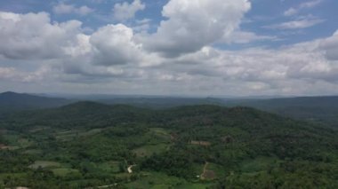 Kuzey ormanlarının, dağların ve temiz gökyüzünün güzel panoramik manzarası Omkoi bölgesinde beyaz bulutlar, Chiang Mai, Tayland. 