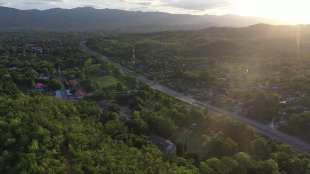 泰国北部德龙省4条道路的空中景观与住宅区 蓝天和阳光的高角度主干道景观 — 图库视频影像