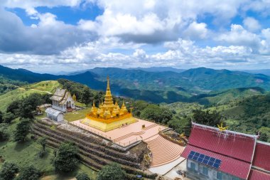 Dağın tepesindeki Maha Chedi ile Wat Koh Pha Doh Koh Pha Doh tapınağının manzara manzarası, Chiang Mai, Tayland. 