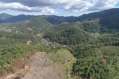 Ban Thung Ton Ngio, Mae Tuen, Omkoi ilçesi, Chiang Mai, Tayland Vadisi 'nin kuzeyindeki bir köy manzaralı..