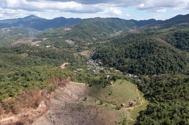 Ban Thung Ton Ngio, Mae Tuen, Omkoi ilçesi, Chiang Mai, Tayland Vadisi 'nin kuzeyindeki bir köy manzaralı..