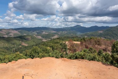 Omkoi Bölgesi, Chiang Mai, Tayland 'daki Hill Kabilesi çocukları için futbol sahasının en üst görüntüsü. Köyün futbol sahasının önüne park edilmiş arabalar birçok bitkiyle çevrili..