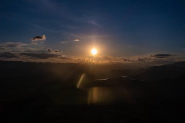 Kuzey ormanlarının, dağların ve temiz gökyüzünün güzel panoramik manzarası Tak Bölgesi, Tayland 'da beyaz bulutlarla kaplı.. 