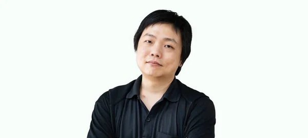 身着黑色休闲衫 双臂交叉 站在一间办公室的模糊背景前的亚裔男子画像 — 图库照片