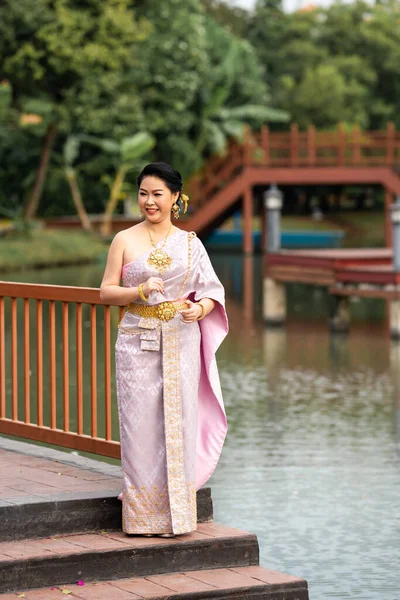 Una Mujer Con Traje Tradicional Tailandés Está Pie Puente Madera — Foto de Stock