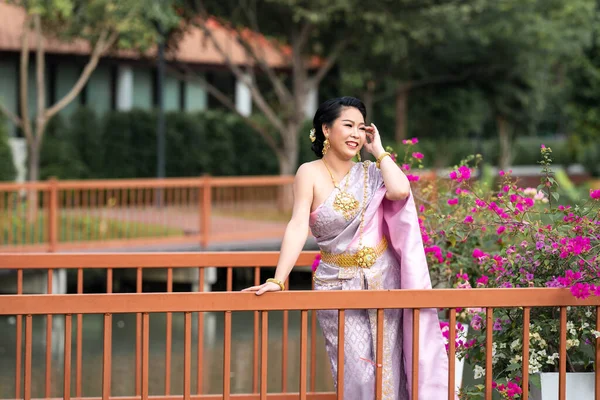 Una Donna Costume Tradizionale Thailandese Piedi Sul Ponte Legno Mentre — Foto Stock
