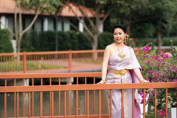 Una Donna Costume Tradizionale Thailandese Piedi Sul Ponte Legno Mentre — Foto Stock