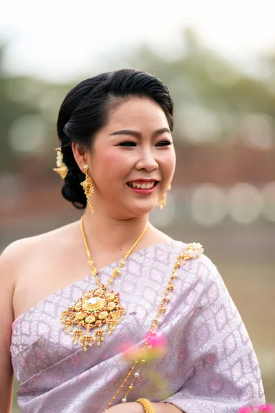 Una Mujer Con Traje Tradicional Tailandés Está Pie Puente Madera —  Fotos de Stock