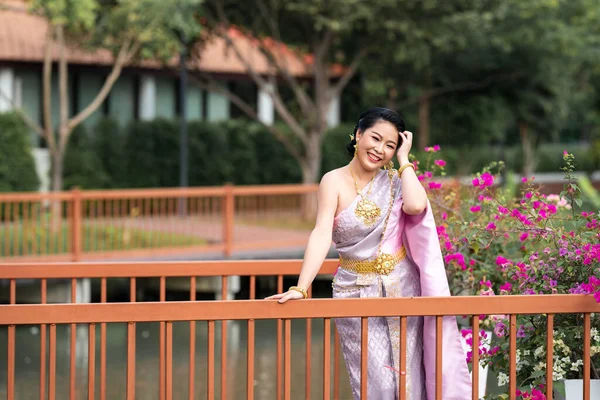 Kobieta Tradycyjnych Tajlandzkich Kostiumach Stoi Drewnianym Moście Podczas Robienia Zdjęć — Zdjęcie stockowe