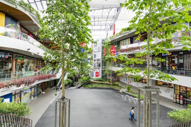 Bangkok, Tayland 31 Ağustos 2019, Eko avlusu, restoranlar, Mega Bangna Alışveriş Merkezi 'nin cam çatısı altındaki dükkanlar. Fotoğraf gazeteciliği ve haber için resim..  