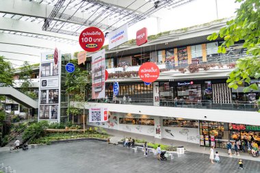 Bangkok, Tayland 31 Ağustos 2019, Eko avlusu, restoranlar, Mega Bangna Alışveriş Merkezi 'nin cam çatısı altındaki dükkanlar. Fotoğraf gazeteciliği ve haber için resim..  