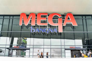 Bangkok, Tayland 31 Ağustos 2019, Mega Bangna Bangkok şehir merkezinde bulunan ünlü bir alışveriş merkezidir. Büyük bir alışveriş merkezi logosu pencerelere yerleşmiş. Tayland 'a yerleşti.. 