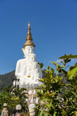 Phetchabun, Pha Kaew, Tayland 'ın en ünlü tapınaklarından biridir. Büyük nilüfer çiçeğinin üzerinde 5 katmanlı bir heykel bulunur. Adı da 