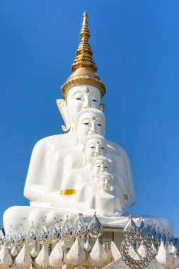 Phetchabun, Pha Kaew, Tayland 'ın en ünlü tapınaklarından biridir. Büyük nilüfer çiçeğinin üzerinde 5 katmanlı bir heykel bulunur. Adı da 