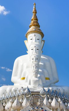 Phetchabun, Pha Kaew, Tayland 'ın en ünlü tapınaklarından biridir. Büyük nilüfer çiçeğinin üzerinde 5 katmanlı bir heykel bulunur. Adı da 