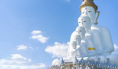 Phetchabun, Pha Kaew, Tayland 'ın en ünlü tapınaklarından biridir. Büyük nilüfer çiçeğinin üzerinde 5 katmanlı bir heykel bulunur. Adı da 