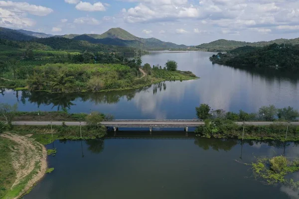 Vista Desde Cima Puente Tailandia Rodeado Por Río Varios Árboles — Foto de Stock