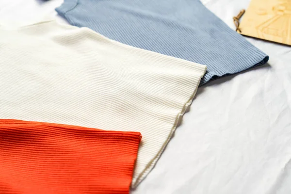 Sábana Blanca Había Tres Camisetas Cisterna Rojas Blancas Azules Intercaladas — Foto de Stock