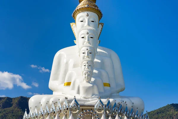 ワット プラそのパカウ Phetchabunは大きな蓮の上に座って巨大な5つの白い玉仏層像を持つタイの有名な寺院の1つです五仏の聖域と呼ばれる — ストック写真