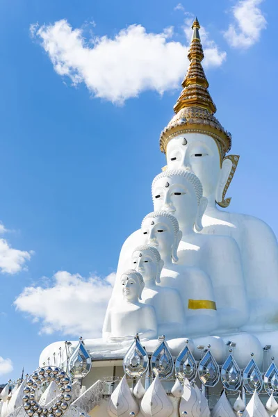 Phetchabun, Pha Kaew, Tayland 'ın en ünlü tapınaklarından biridir. Büyük nilüfer çiçeğinin üzerinde 5 katmanlı bir heykel bulunur. Adı da 