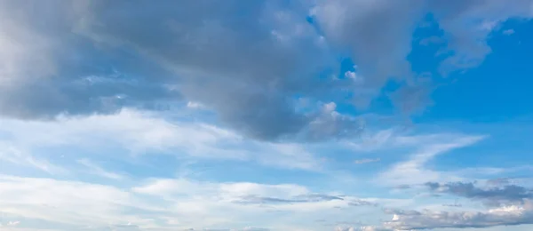 Belo Paraíso Céu Azul Com Monte Nuvens Céu Como Ambiente Fotografia De Stock