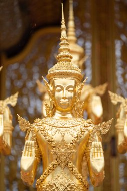 Tapınakta bir sürü altın heykel duruyor.