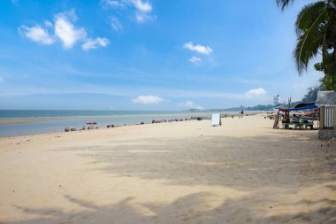 Hua Hin 'de güzel bir mavi deniz manzarası, beyaz kum ve sakin plaj her zaman turistleri çeker..