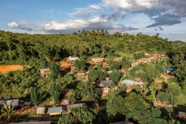 Kuzeyden kırsal bir tepenin yüksek manzarası ve dağcılık köyü. Evlerini Omkoi Bölgesi 'nde, Chiang Mai, Tayland' da inşa ediyorlar..