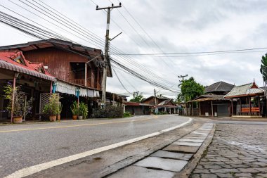 Tayland 'ın kuzeyinde yer alan eski köydeki evler Asya' ya ve klasik klasik yerel binalara benziyor.. 