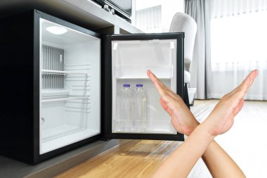 Mini buzdolabı gerçek bir buzdolabı olmayabilir, bir içecek dolabı daha ucuzdur, ama genellikle yiyecekleri güvenli bir şekilde depolamak ve bakterilerin büyümesini yavaşlatmak için yeterince soğuk olmaz.,