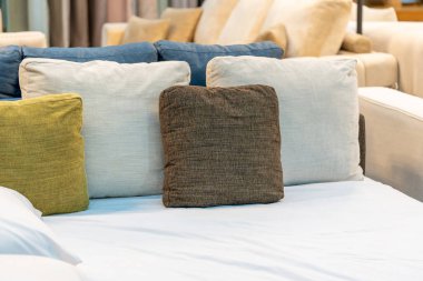 Mobilya dükkanında satılık dekoratif yastıklar..