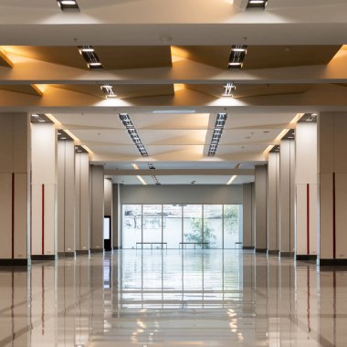 Yüksek tavanlı boş bir salon, ortasında bir sürü direk ve ayna kapısı var. Bu mod ve ton modern tasarımın iç yapısıdır..