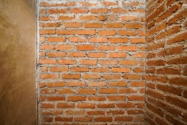 Eski antika kırmızı tuğla duvarın üç tarafı küçük bir depo ya da tuvalet gibi tuğla işi için..