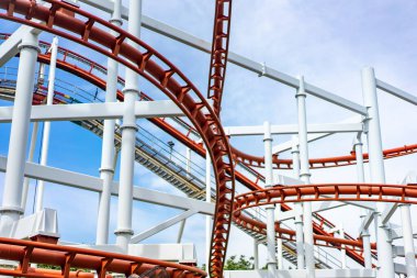 Bulanık Kırmızı ve beyaz lunaparkta dönüşümlü hız treni rayları açık bir günde.