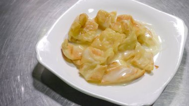 Beyaz bir tabakta tatlandırılmış konsantre sütle kaplanmış Roti..