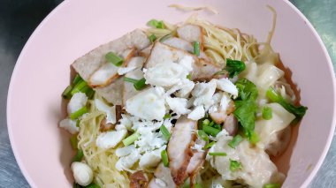 Asya sarısı Erişte, domuz eti ve yengeç eti, hamur tatlısı ve sebzeler pembe kasede..