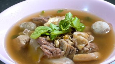 İç organlı ve köfteli leziz biftek güveci yeşil sebzelerle süslenir. Stüdyo ışıklarıyla kapat..