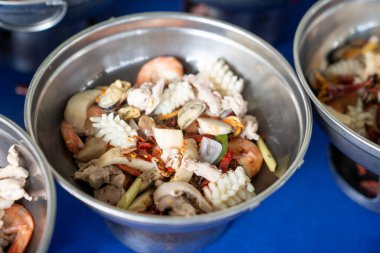 Baharatlı ve keskin tadı ile, Tom Yum mükemmel bir akşam yemeği seçimi, ve bunu yapmak için gerekli tüm deniz ürünleri malzemelerini demlikte topladım..